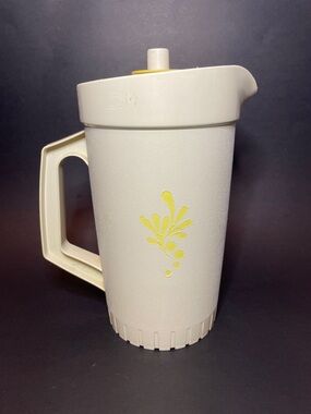 TUPPERWARE Vintage 80s Cream & Gold Retro Pattern Pitcher Jug w Handle & Lid